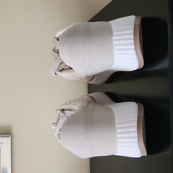 New Dolce Vita Fredi Dolan platform sneakers in ecru and white. - Picture 3 of 4